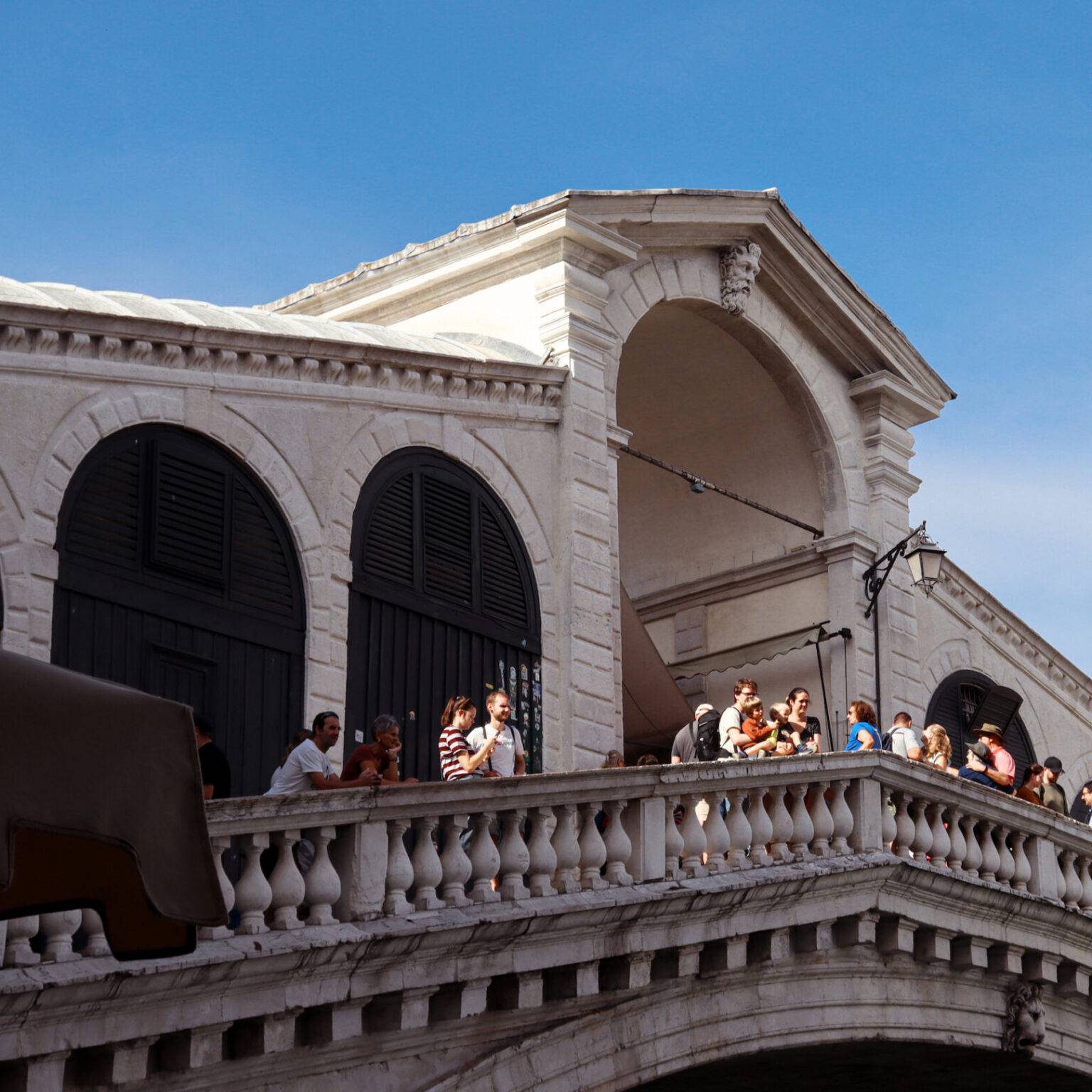 Die Rialtobrücke von unten mit vielen Touristinnen und Touristen.