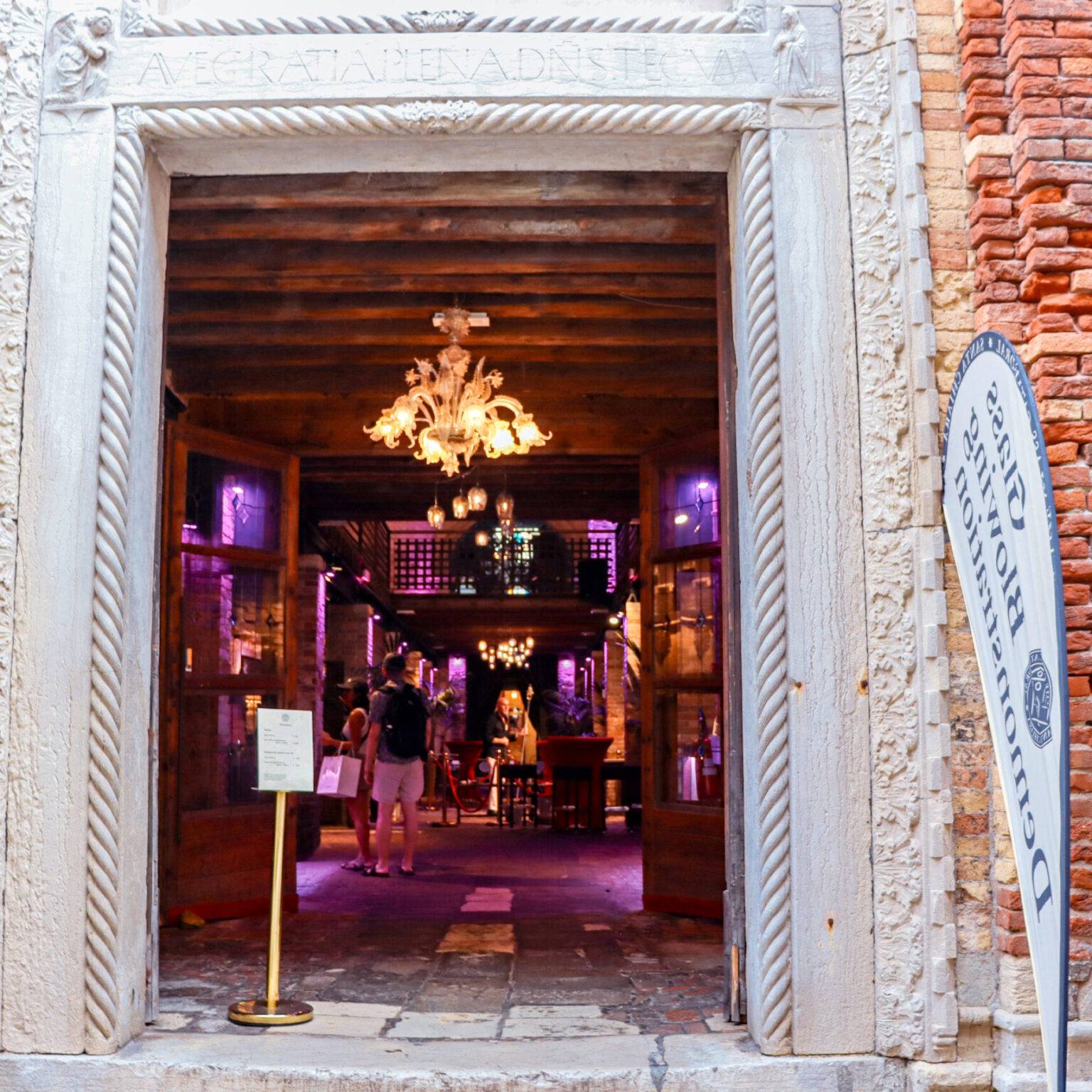 Der Eingang einer Glaswerkstätten mit Ofen und Glasvase.