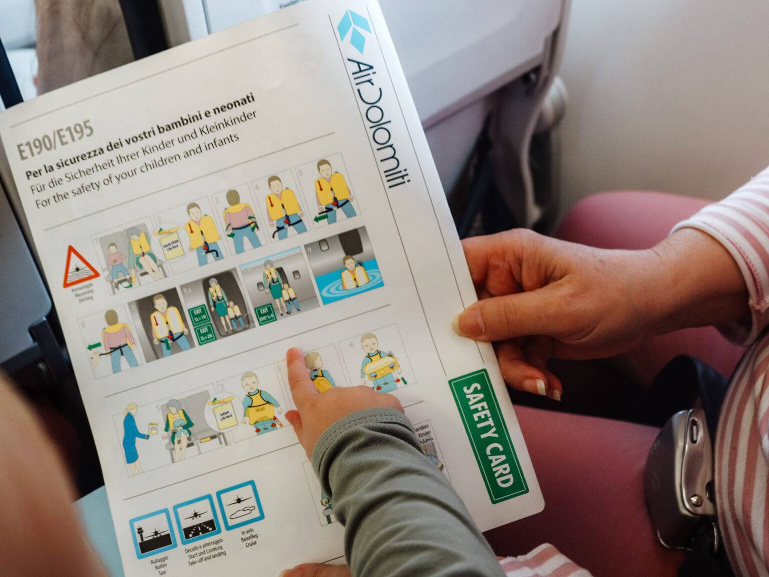 Die Karte mit der Sicherheitsanweisungen im Flugzeug.