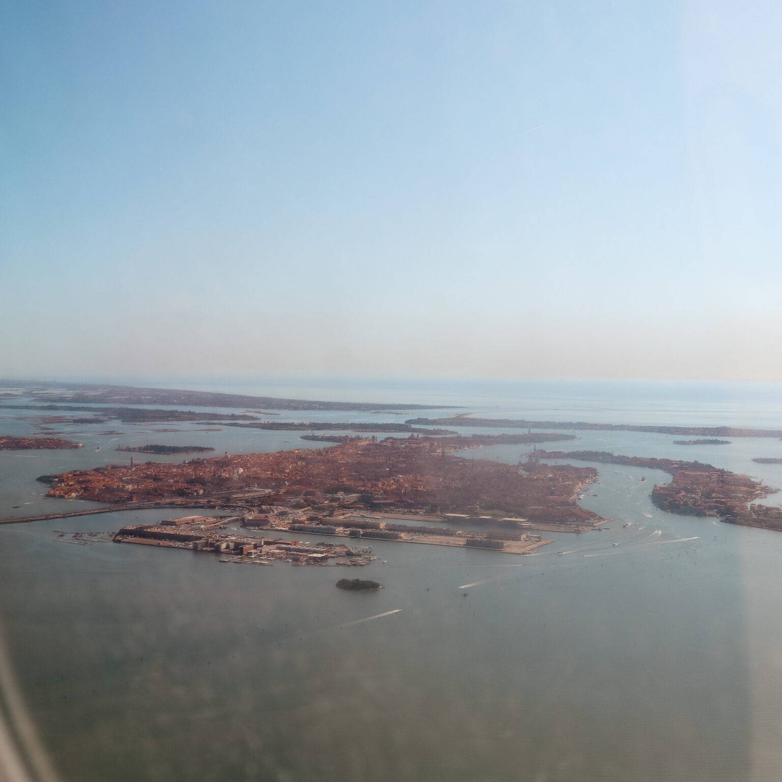 Die Lagune von Venedig aus dem Flugzeugfenster.