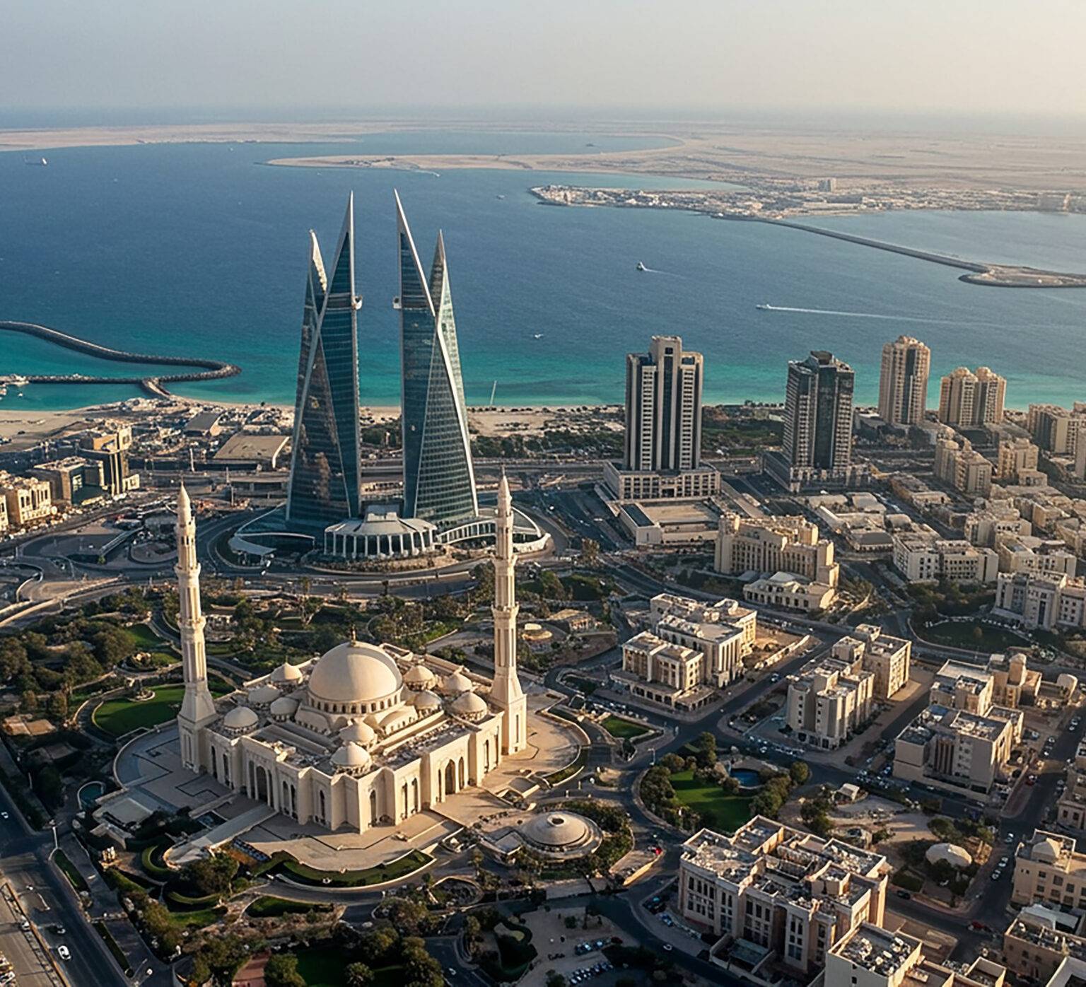 Die Skyline von Bahrain mit modernen Hochhäusern und einer Mosche.