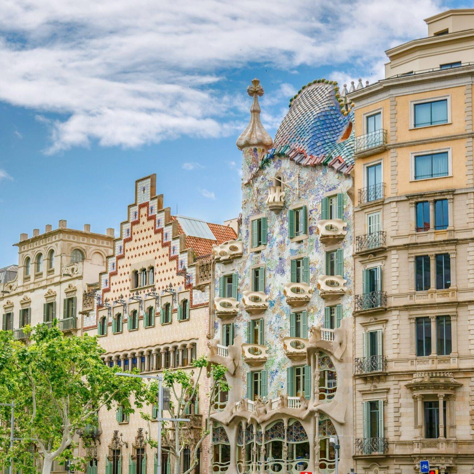 Aus einer Häuserzeile im spanischen Barcelona sticht die Casa Batllo des berühmten Architekten Antoni Gaudí besonders hervor.