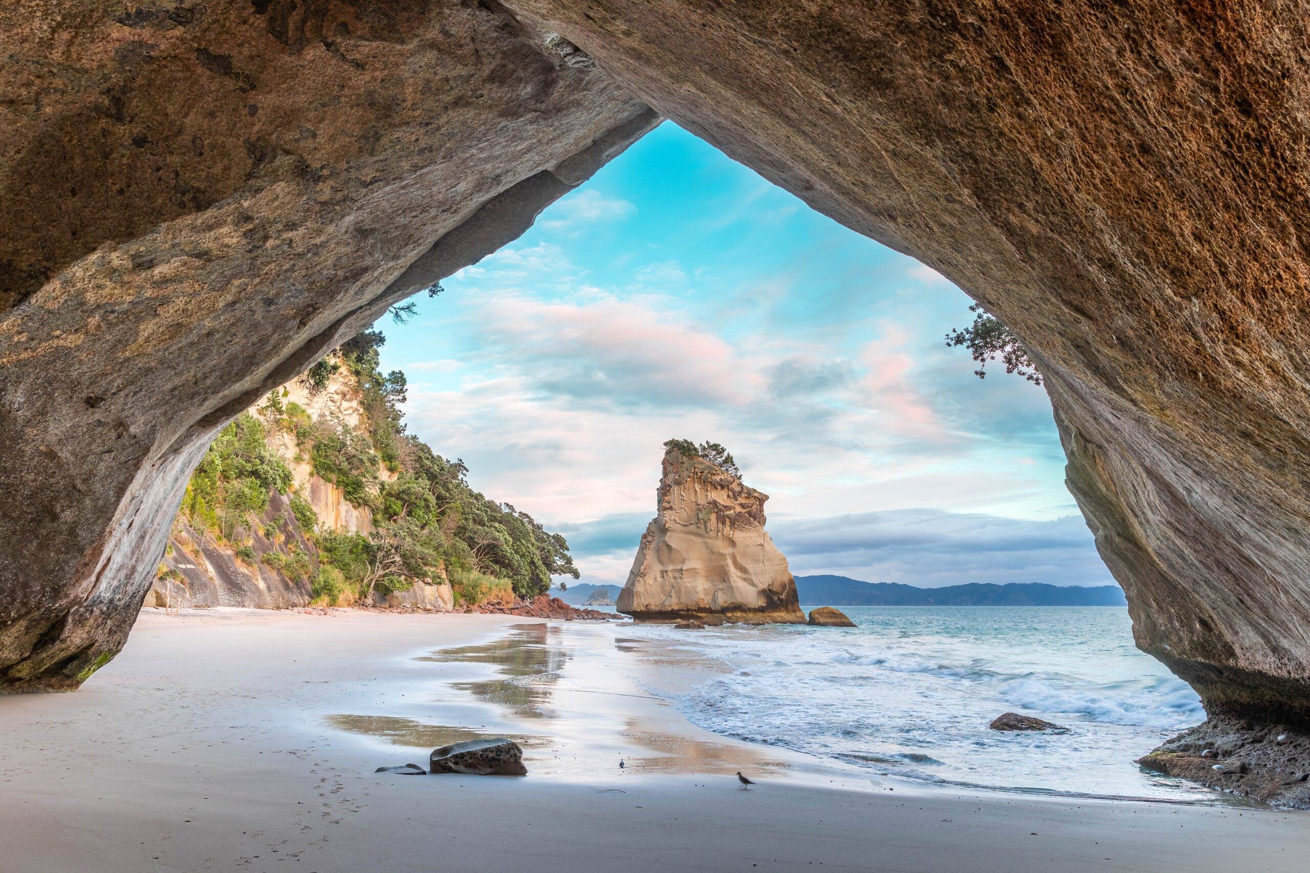 Die Cathedral Cove ist ein Highlight an der Küste der Nordinsel Neuseelands.