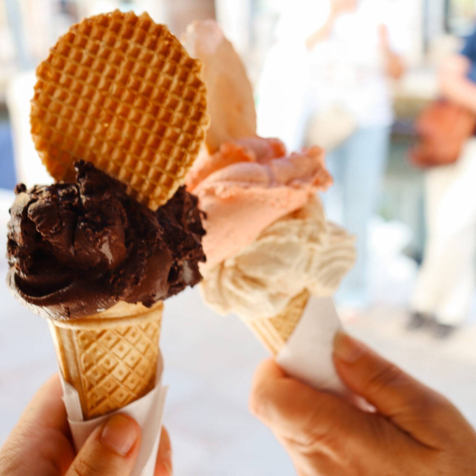 Zwei Eiswaffeln mit jeweils zwei Kugeln Eis.