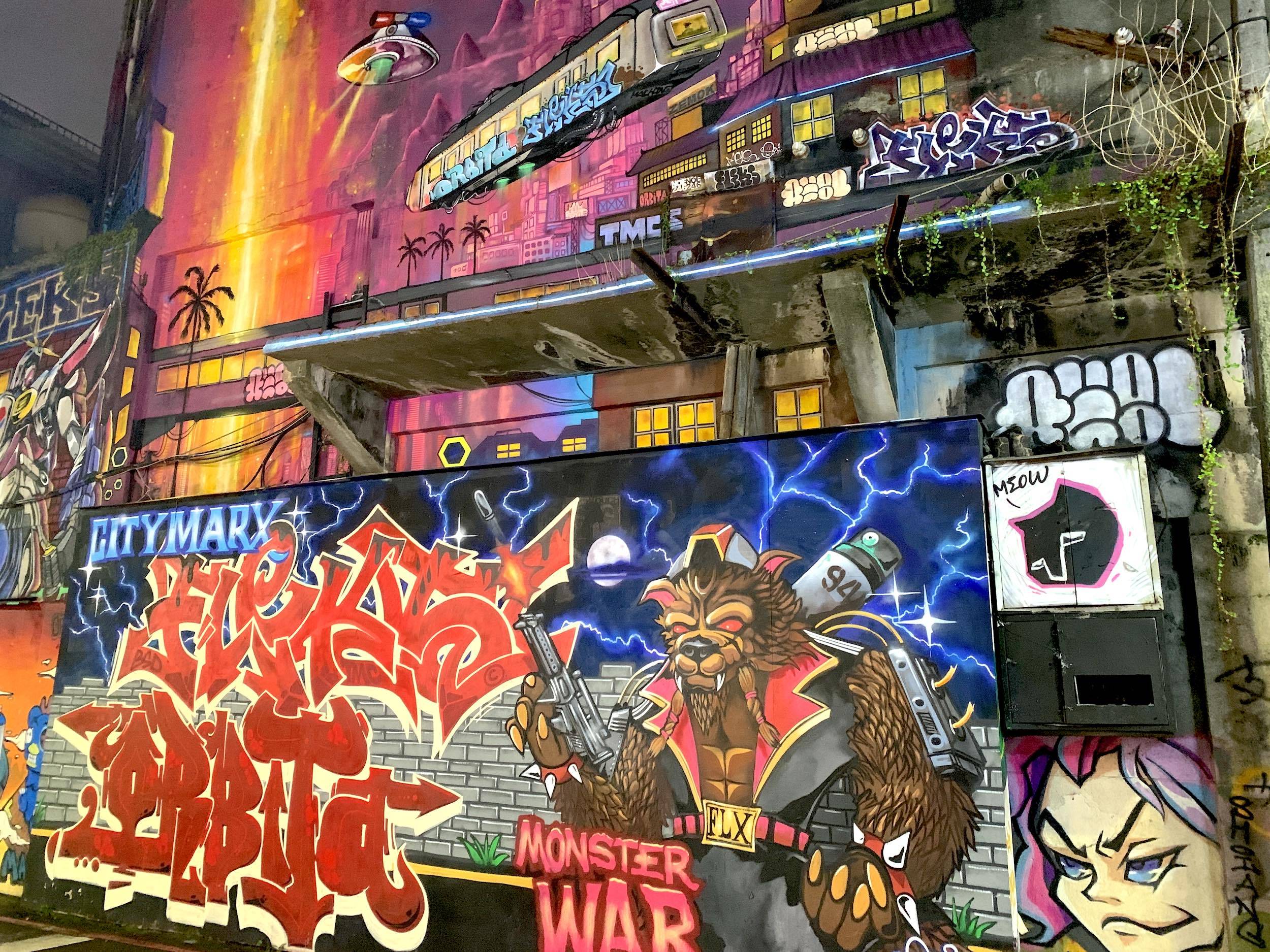 Eine Wand voller bunter, futuristischer Grafitti-Kunst in Taipeh.