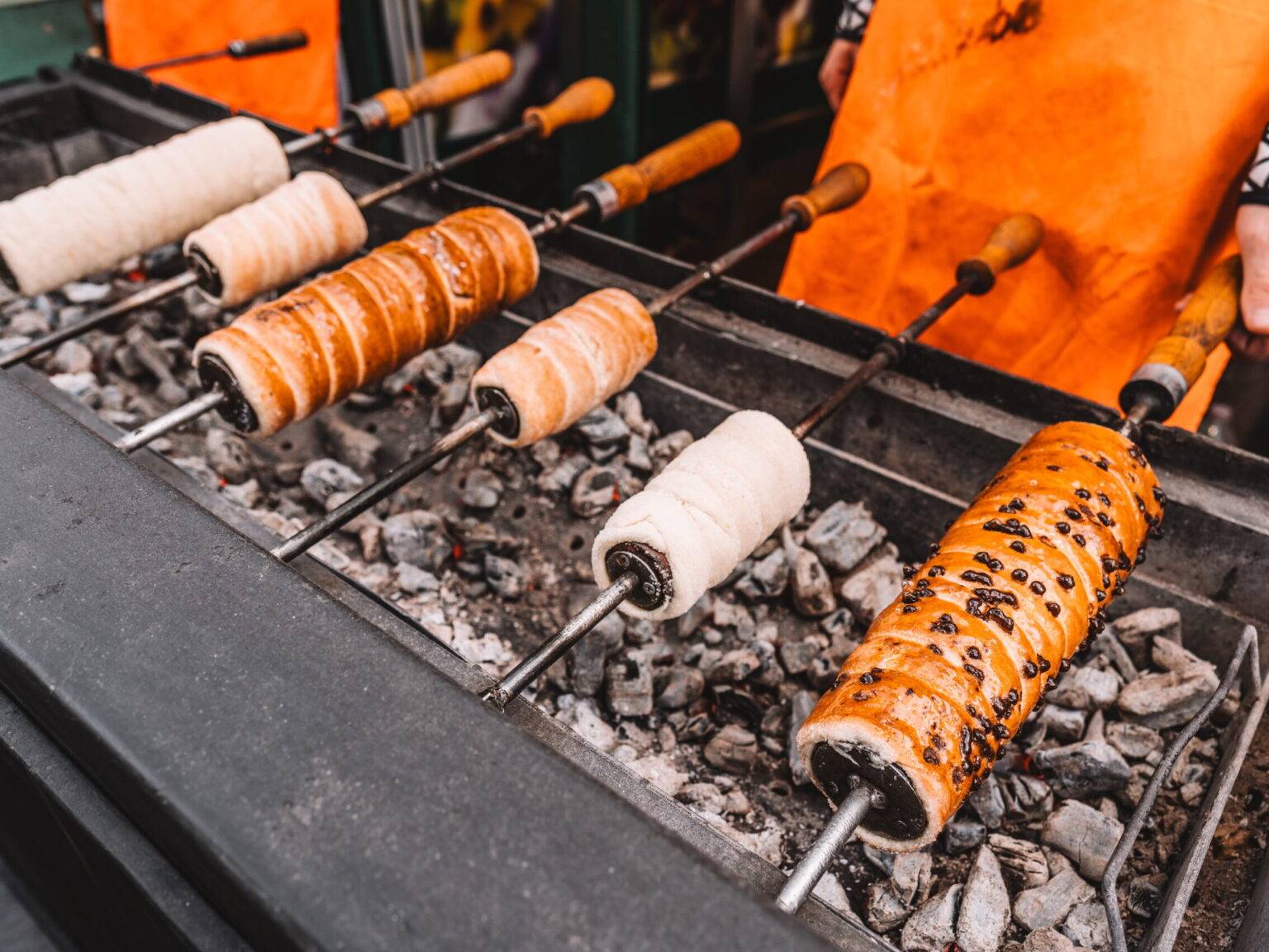 Baumstriezel wird über heißer Glut gebacken