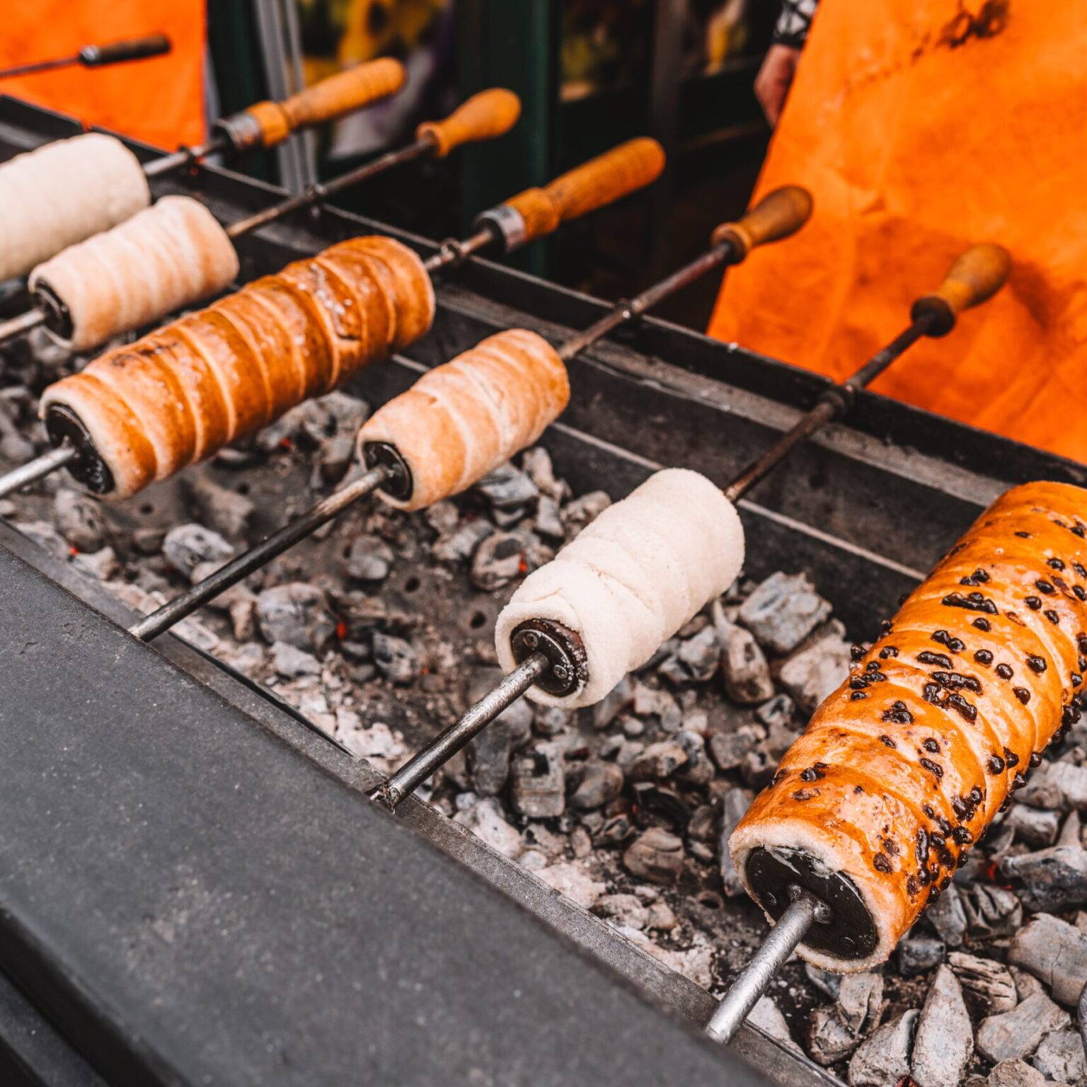Baumstriezel wird über heißer Glut gebacken