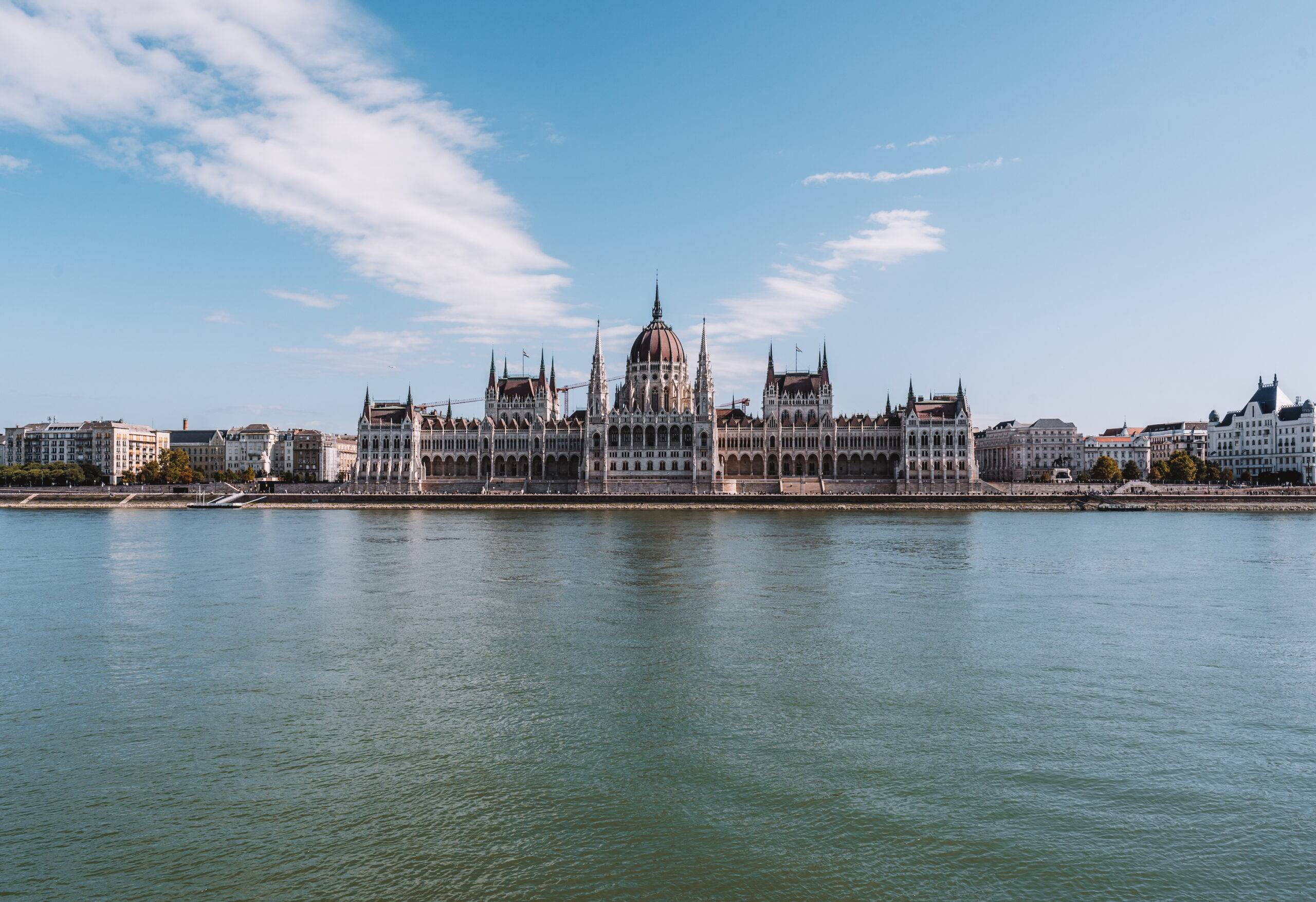 Panoramablick auf das Parlament in Budapest