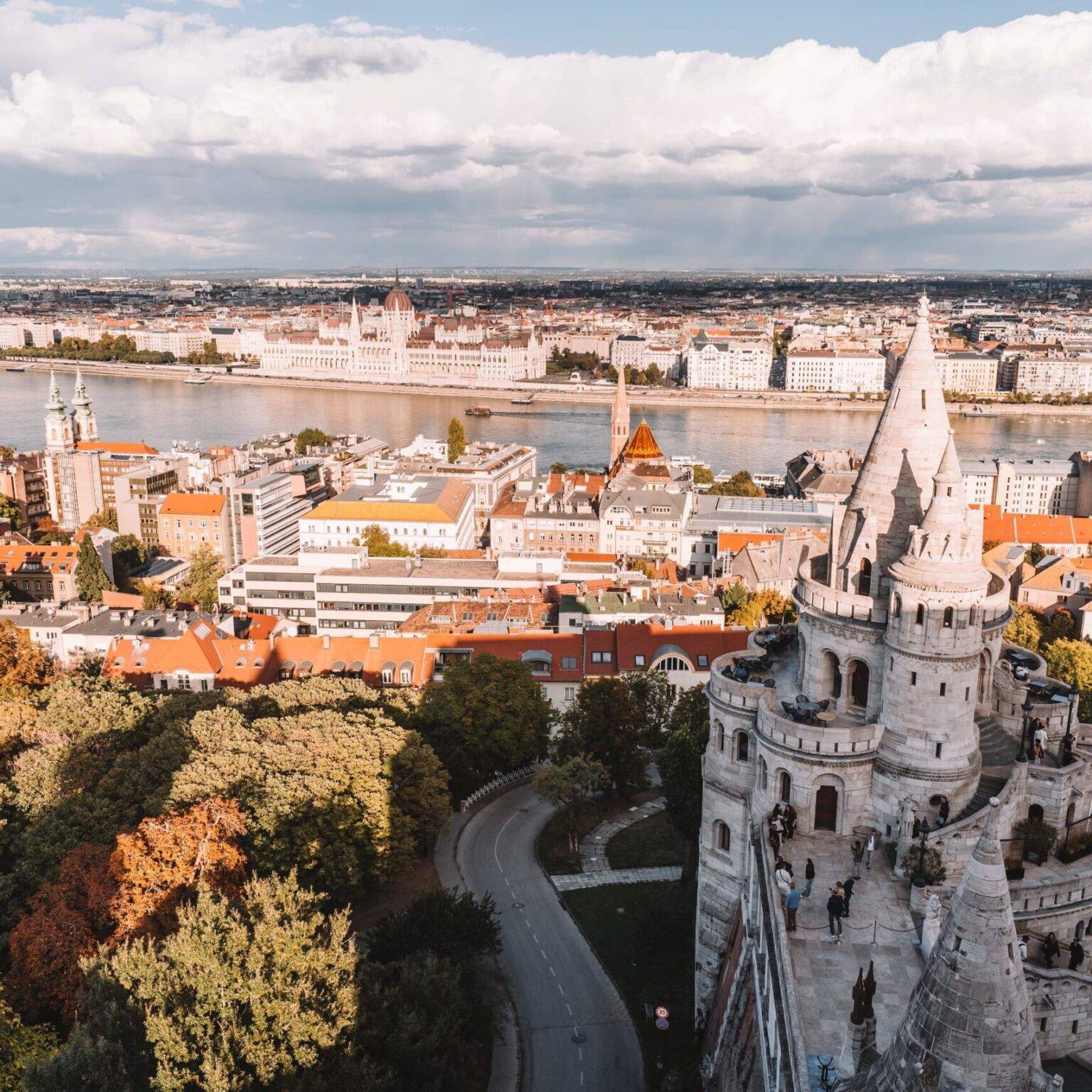 Unvergessliche Panoramablicke aus einer außergewöhnlichen Perspektive auf die Matthiaskirche und über die Fischerbastei