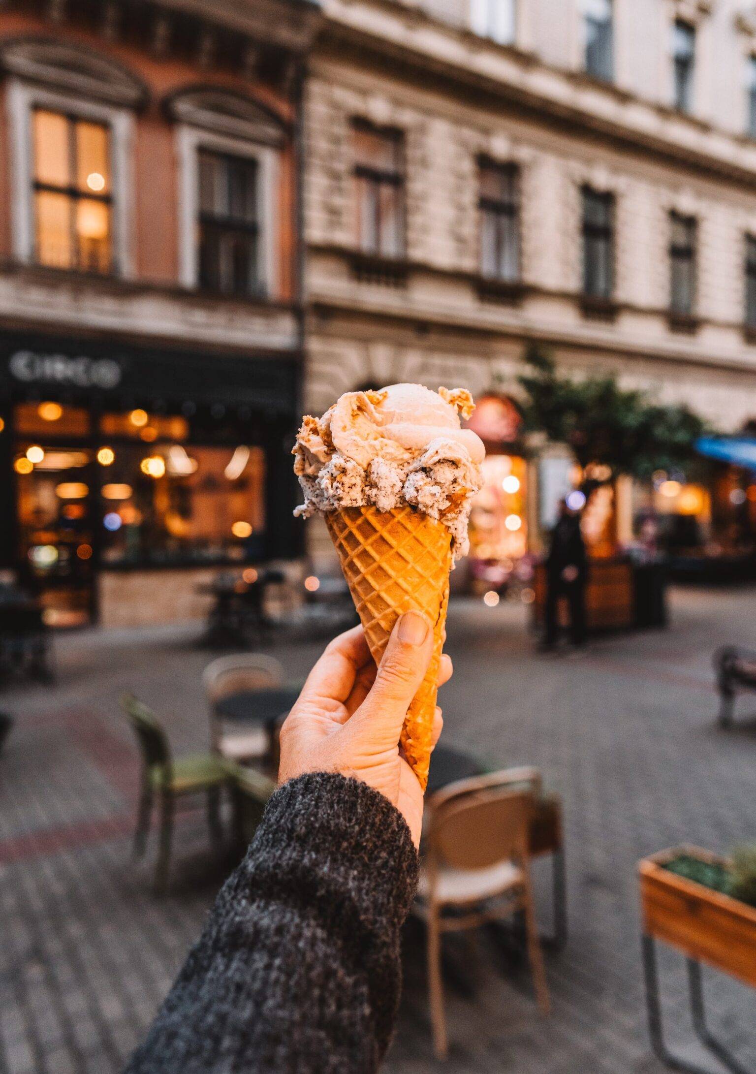 Eis schlemmen beim Opernhaus in Budapest