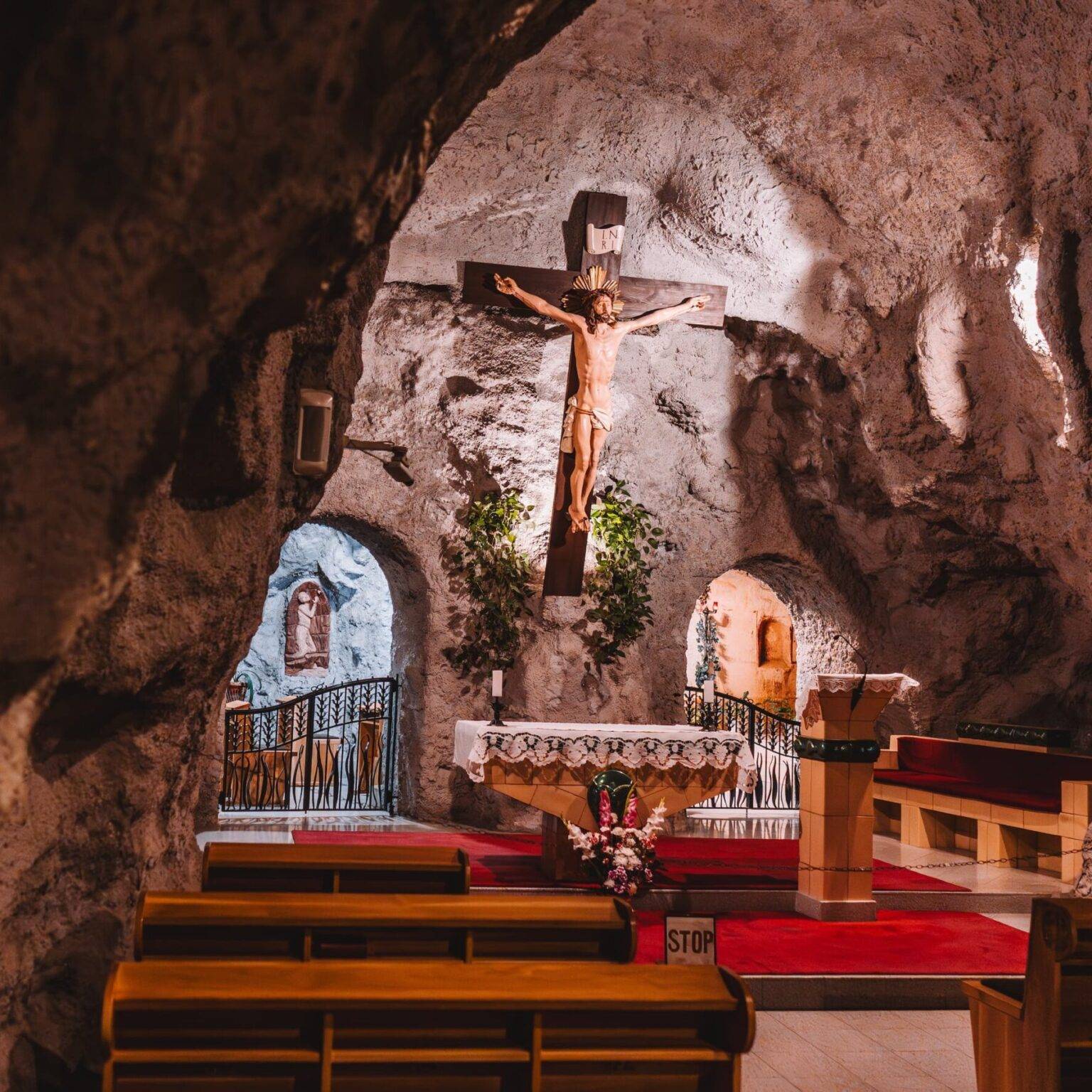 Eine kleine Grottenkirche in den schroffen Felsen des Hügels