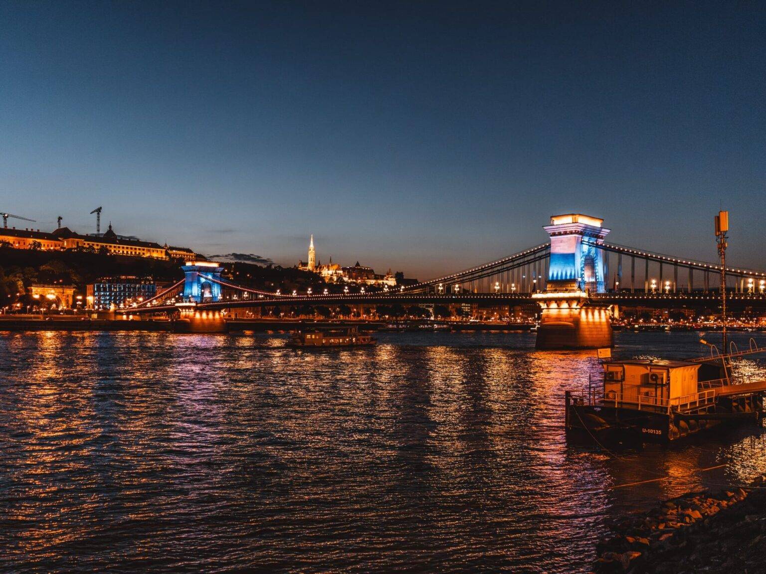 Die Kettenbrücke in Budapest bei Nacht.