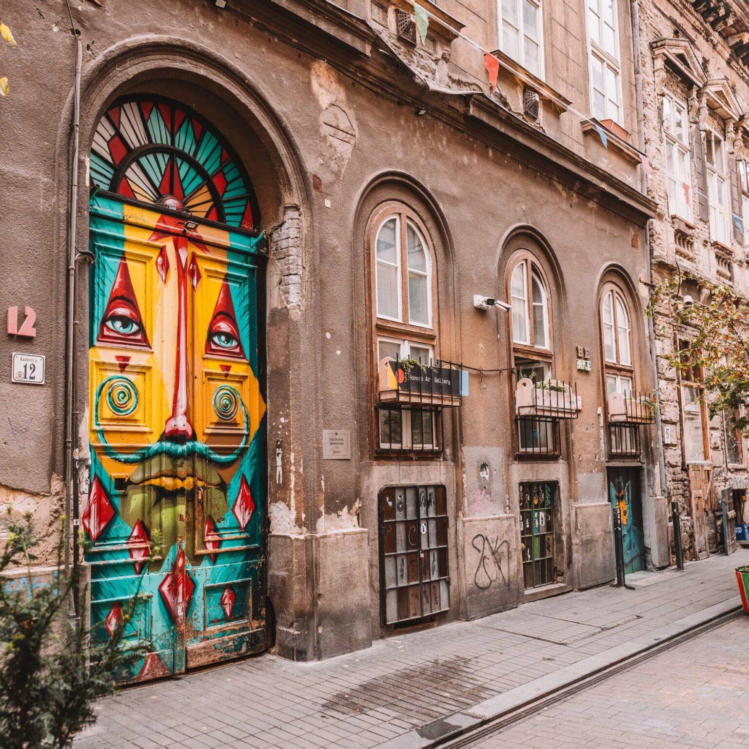 Bemalte Tür im jüdischen Viertel von Budapest