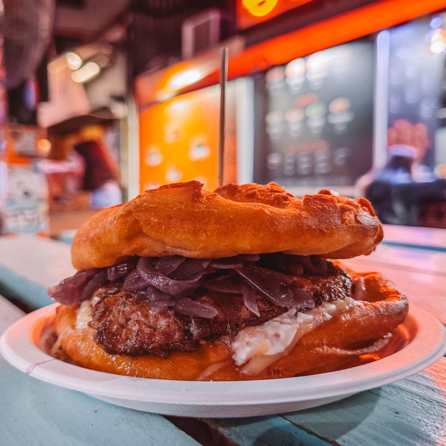 Lángos-Burger auf dem Karaván Streetfood Market in Budapest