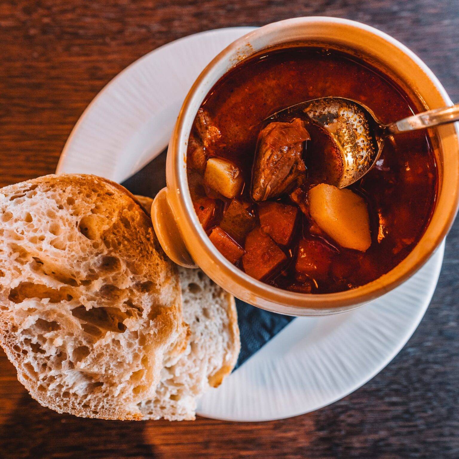 Gulaschsuppe in einem Restaurant in Budapest