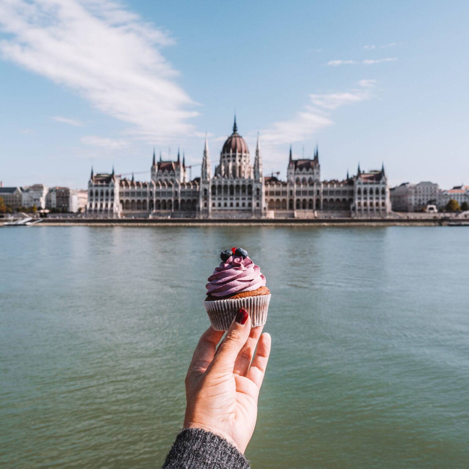 Ein Cupcake mit dem Parlament von Budapest als Panorama