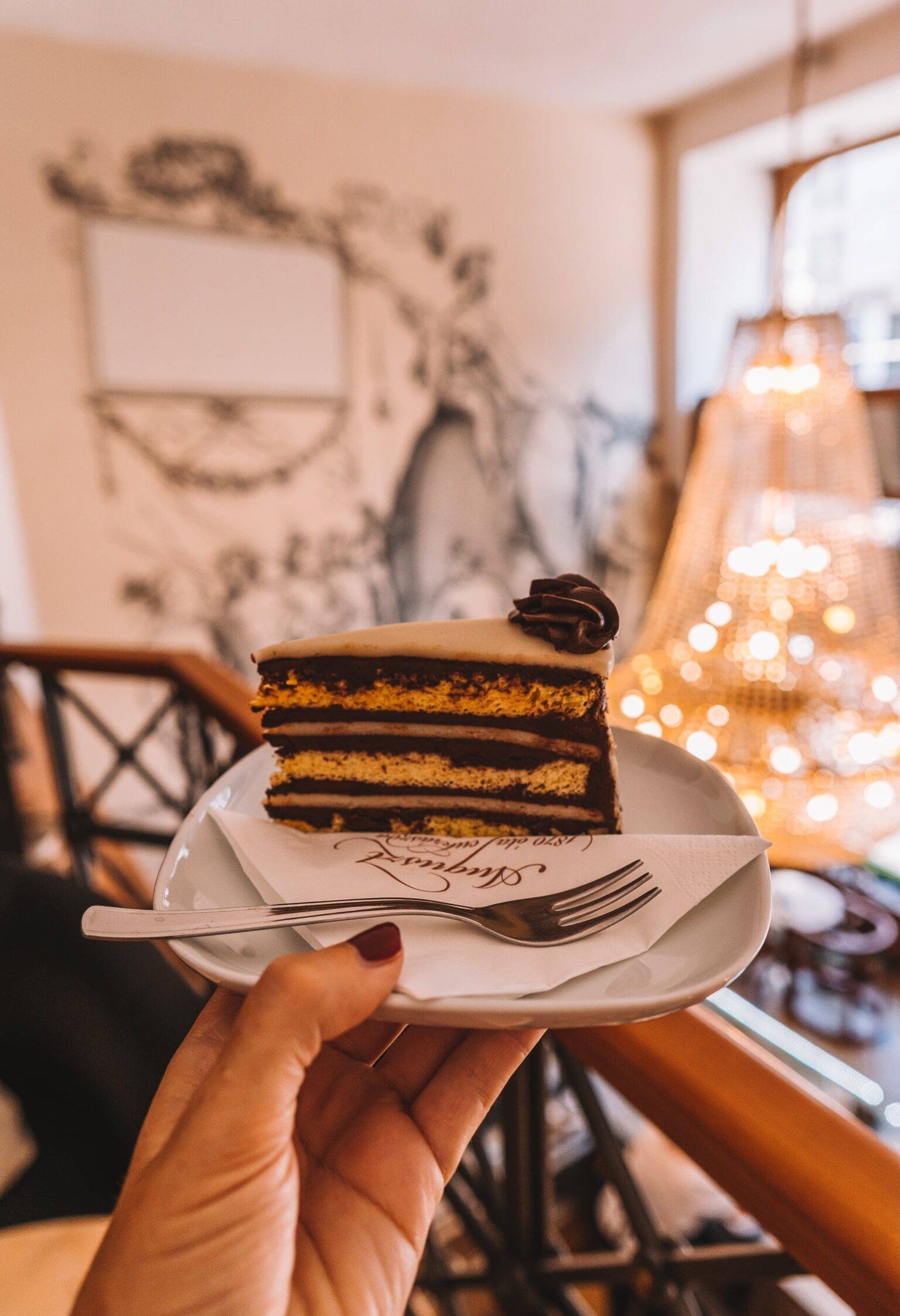 Eine Cremetorte im Cafe in der Konditorei Auguszt in Budapest