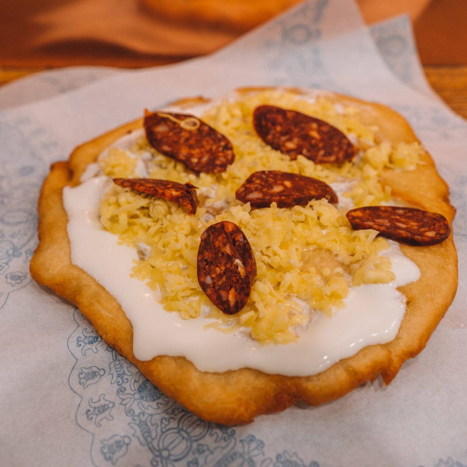 Ein Lángos in Budapest mit Salami und Käse