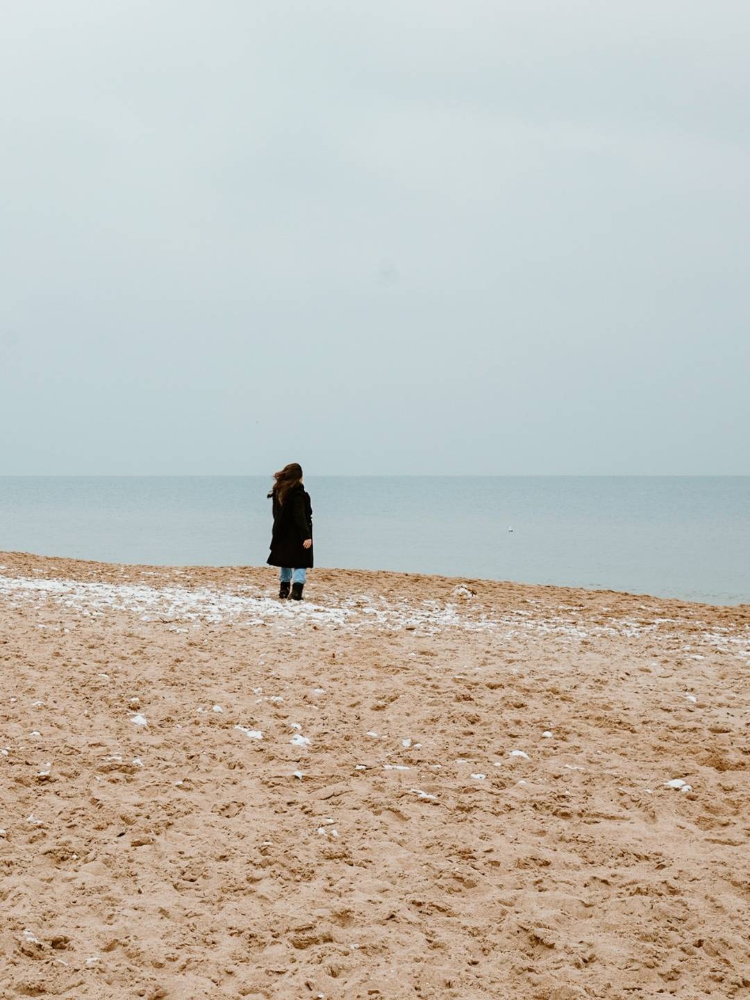 Bloggerin in Danzig am Strand im Winter