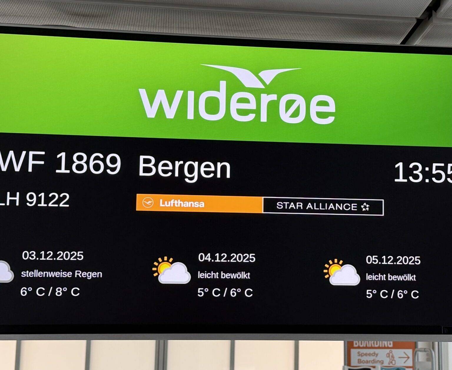 Flughafenanzeige mit Informationen zu Flug WF 1869 nach Bergen, Abflugzeit 13:55, Wettervorhersage angezeigt.