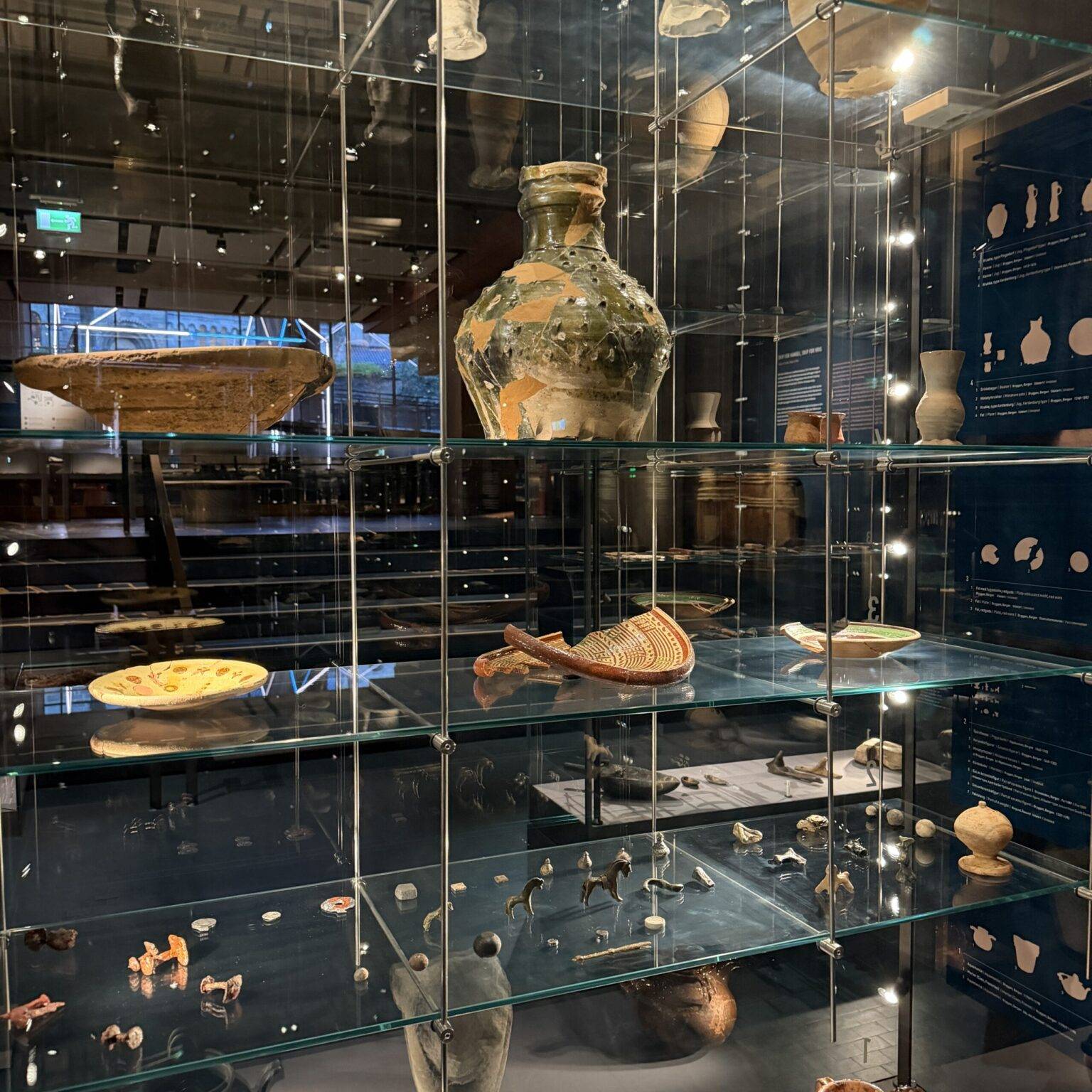 Vitrine mit antiken Töpferwaren und Keramiken in verschiedenen Formen und Größen.