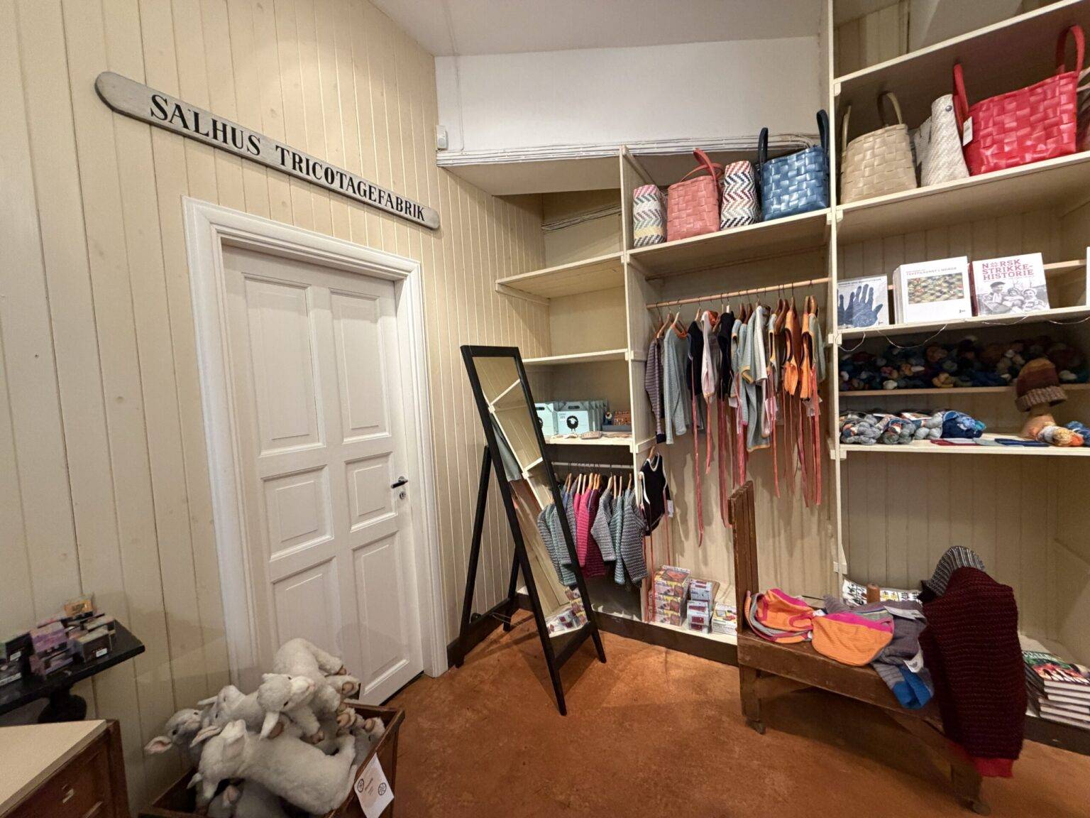 Kleiner Shop mit Regalen voller Textilien, Taschen und Souvenirs im Salhus Textilmuseum.