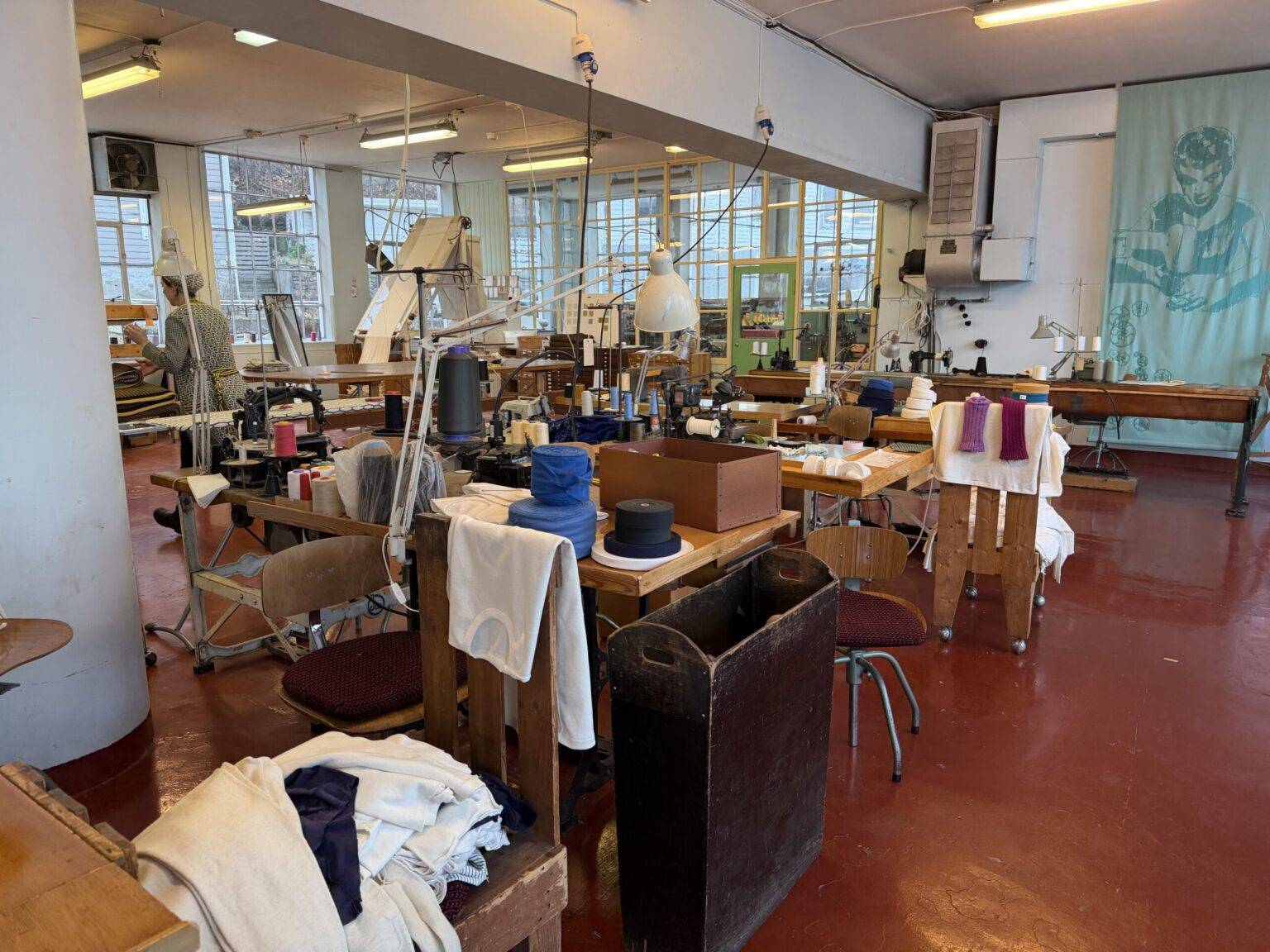 Ausstellungshalle mit alten Textilmaschinen und Sitzgelegenheiten im Salhus Textilmuseum.