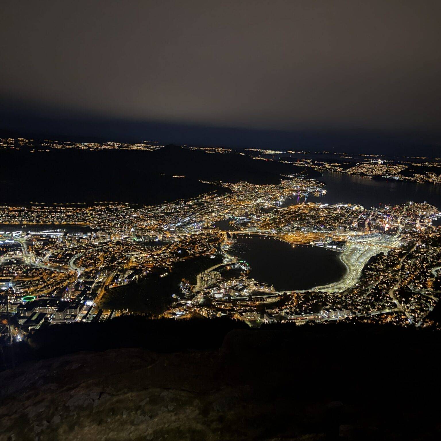 Blick vom Ulriken auf das nächtlich erleuchtete Bergen.
