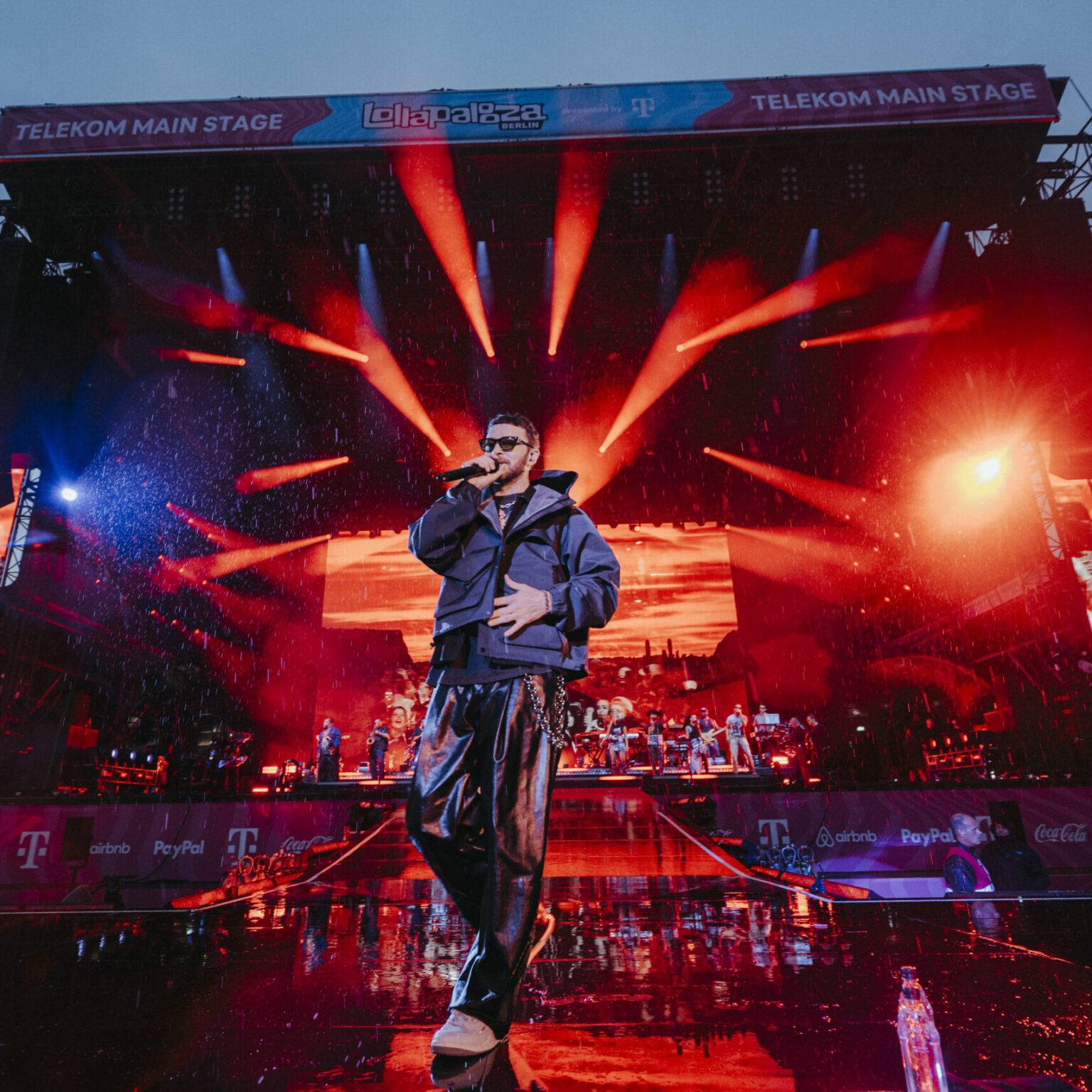 Justin Timberlake performt auf der Bühne des Lollapalooza Berlins mit bunten Lichtern und einer großen Menschenmenge.