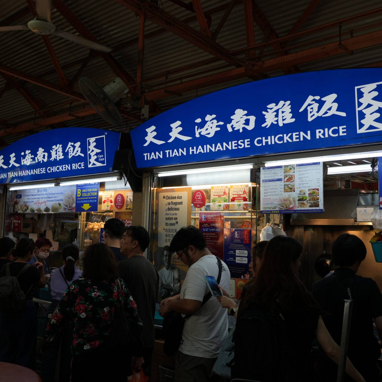 Tian Tian Hainanese Chicken Rice Stand im Maxwell Hawker Centre in Singapur mit wartenden Gästen vor dem berühmten Street-Food-Stand
