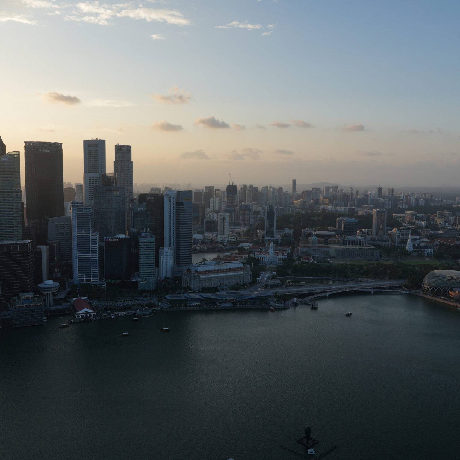 Skyline von Singapur und Marina Bay fotografiert aus der Rooftop-Bar des LAVO bei Abendstimmung