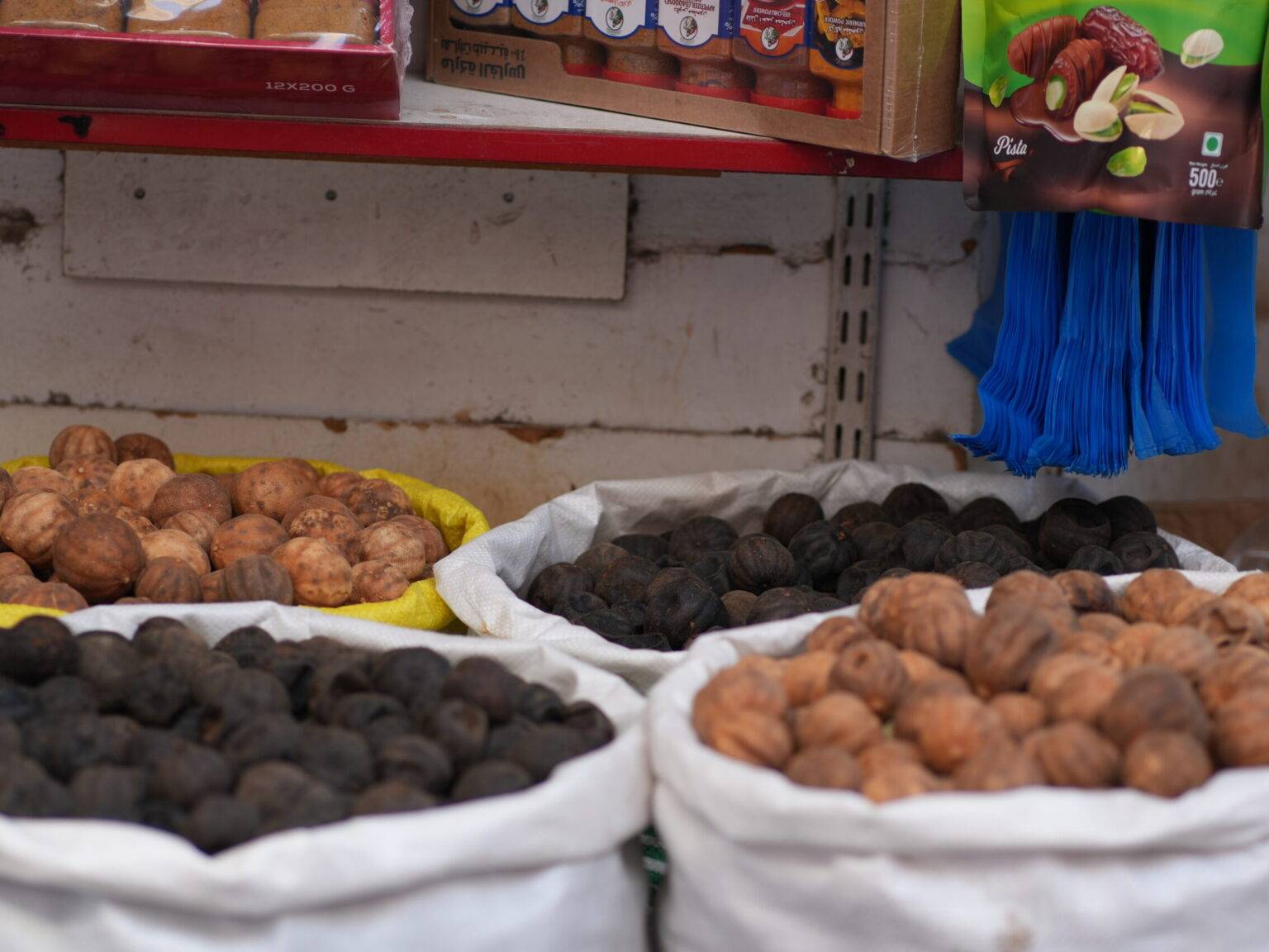 Säcke mit getrockneten Früchten und Nüssen auf einem Stand im Bab Al Bahrain Souk in Manama.