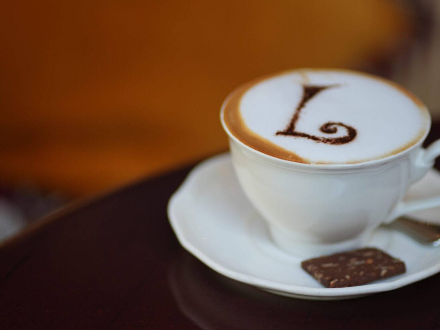 Cappuccino mit Latte-Art in Form eines geschwungenen L im Café Lilou in Manama.