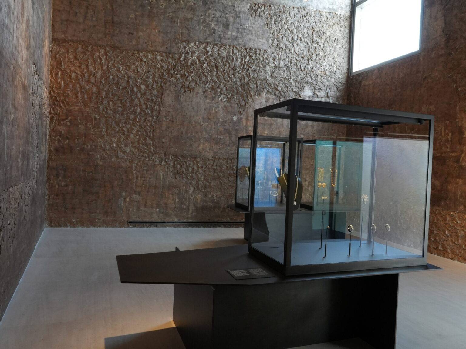 Vitrine mit historischem Perlenschmuck in einem Ausstellungsraum am Pearling Path in Muharraq, Bahrain.