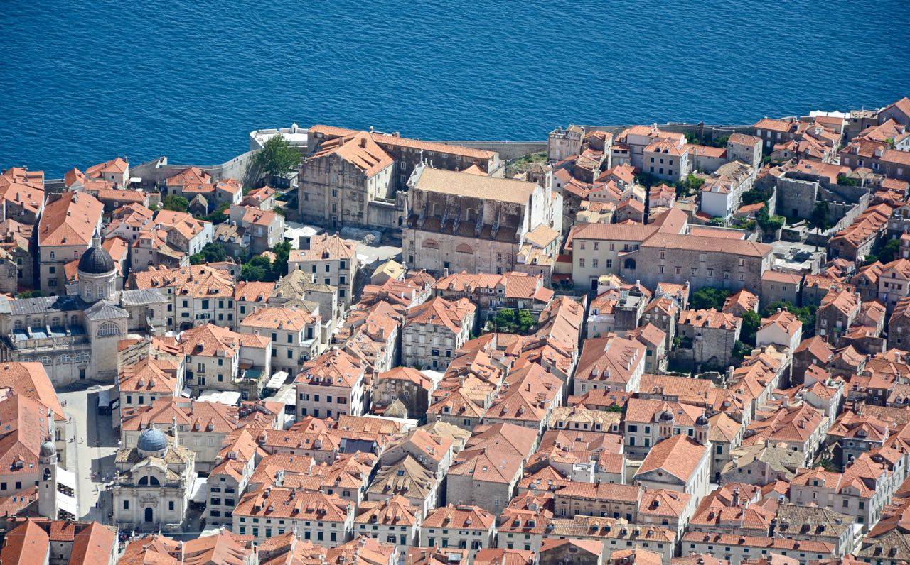 Dubrovniks Altstadt: rote Dächer und bunte Wäsche