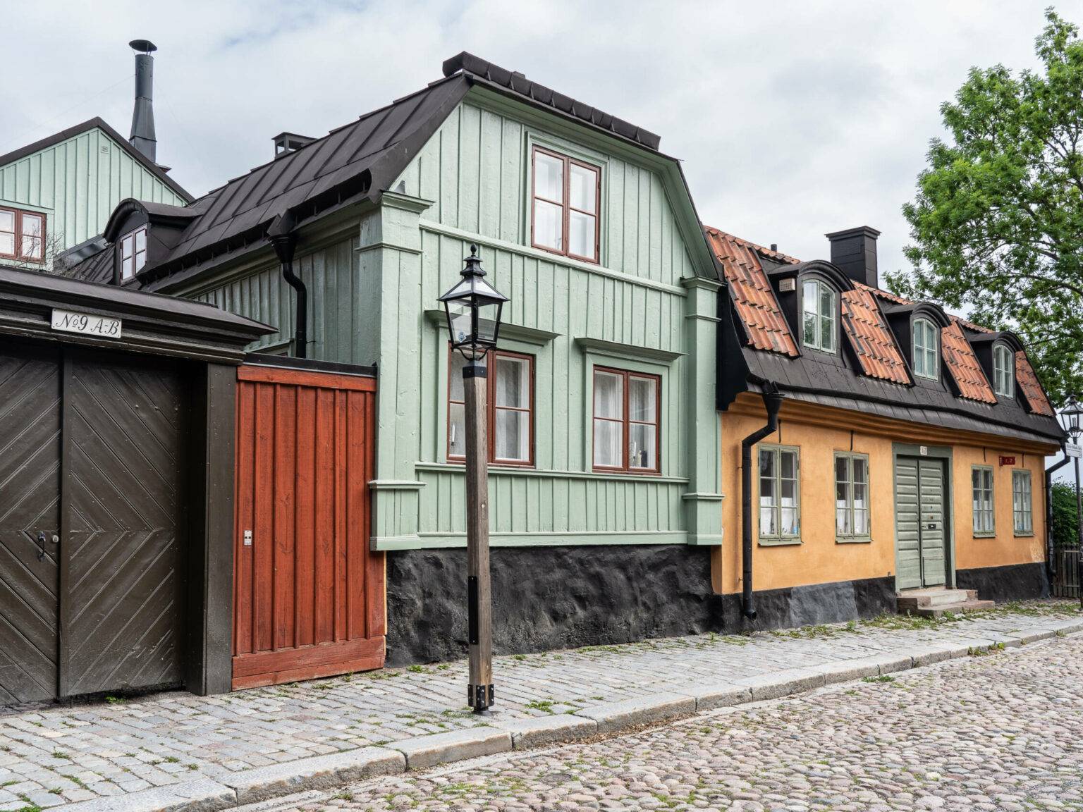 Eine Sehenswürdigkeit im Stockholmer Viertel Södermalm sind die seltenen bunten Holzhäuser.
