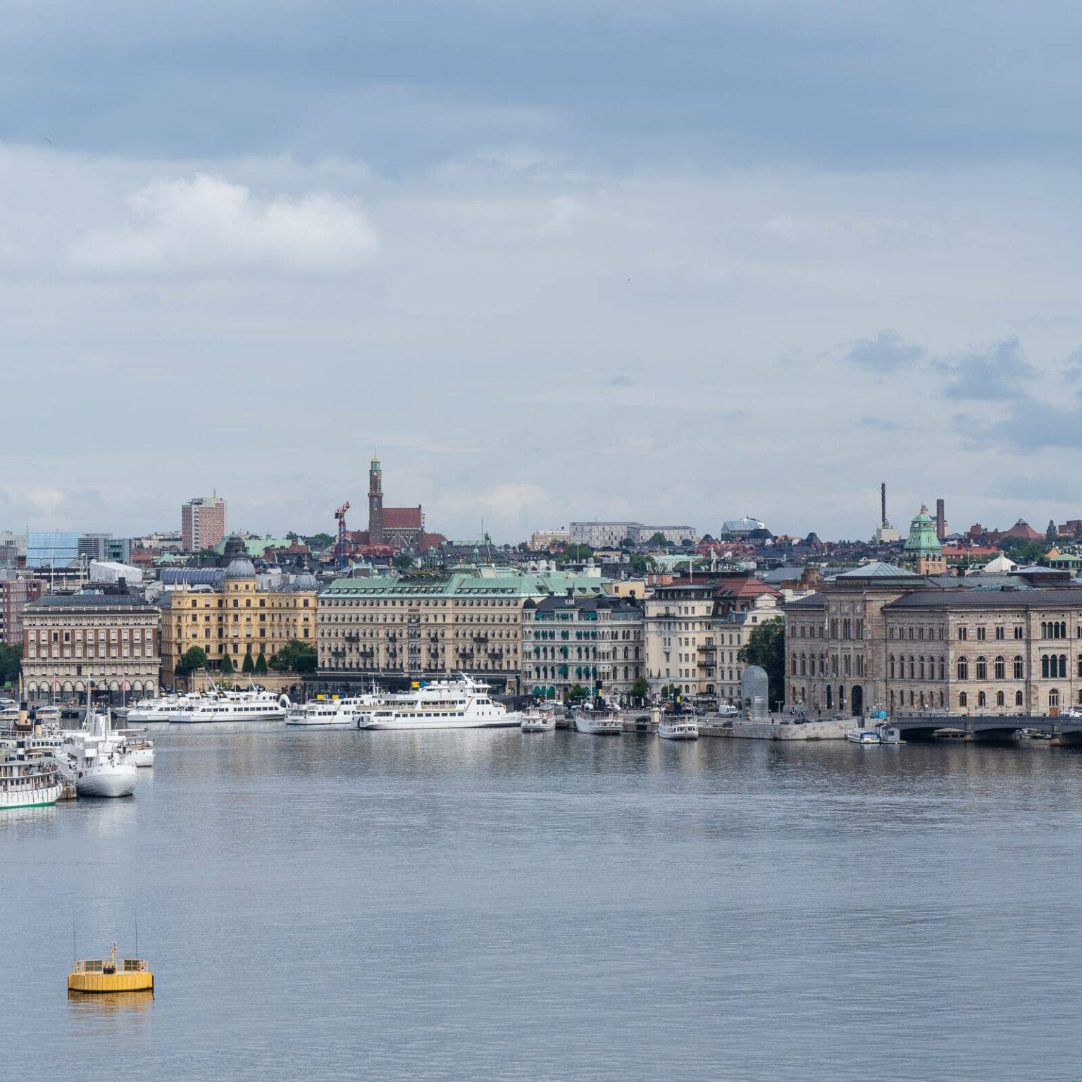 Auch von der Fjällgatan aus hat man einen guten Überblick über die Silhouette Stockholms mit seinem Hafen, prunkvollen Häusern am Wasser und Kirchtürmen im Hintergrund.