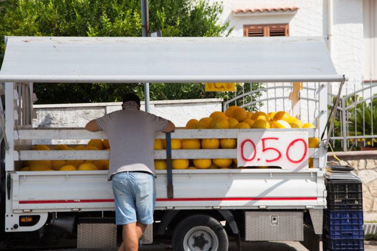 Auf einem Streetfood stand in Vieste werden Honigmelonen für 50 Cent verkauft: So stärkt ihr euch für euren Apulien Roadtrip.