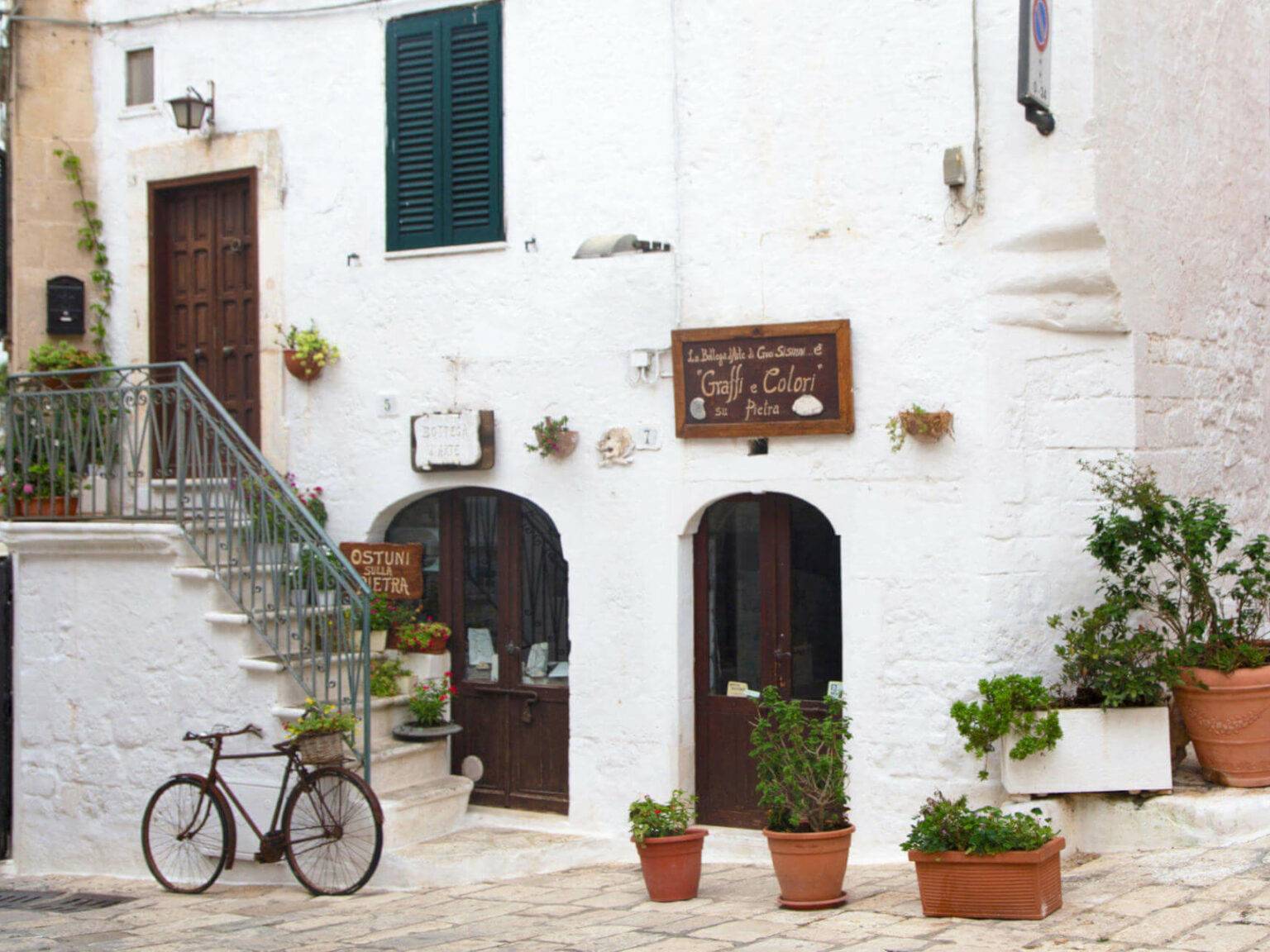 Ostunis Ortskern bezaubert mit weiß getünchten Häusern ist auf der Apulien Rundreise einen Besuch wert.