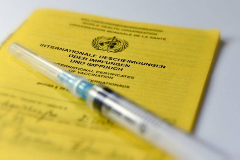 Informiert euch vorab, welche Impfungen für euer Reiseland nötig sind. © Dirk Vorderstraße „Impfen“ via Flickr, licensed under CC BY 2.0