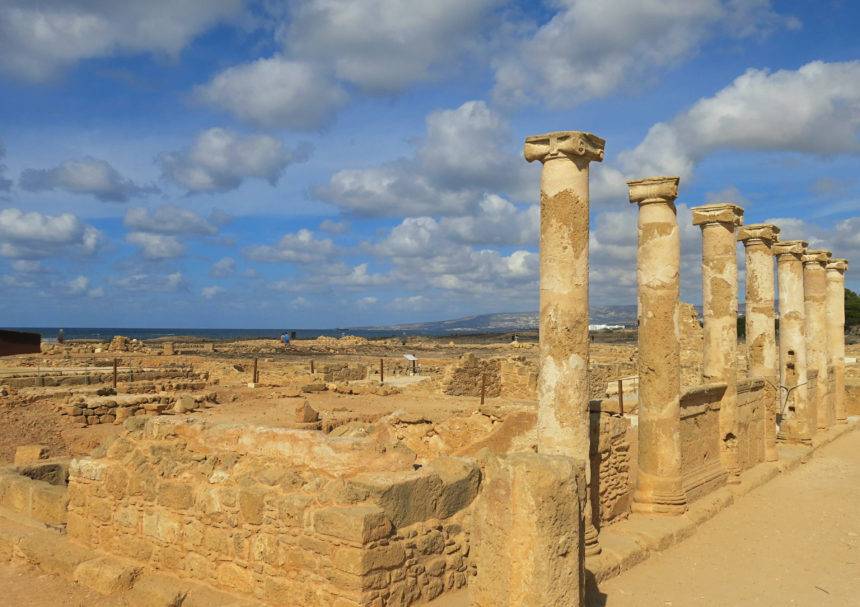 Ausgrabungen und historische Monumente im archäologischen Park von Paphos auf Zypern.