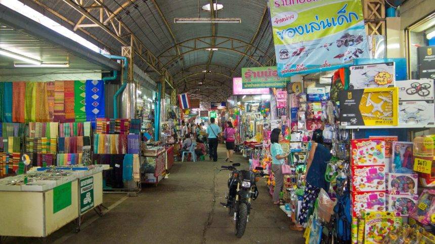 An der Ufernpromenade von Nong Khais befindet sich der Indochina Markt, der seinen Kunden zahlreiche Waren und Souvenirs aus Laos und Vietnam anbietet.
