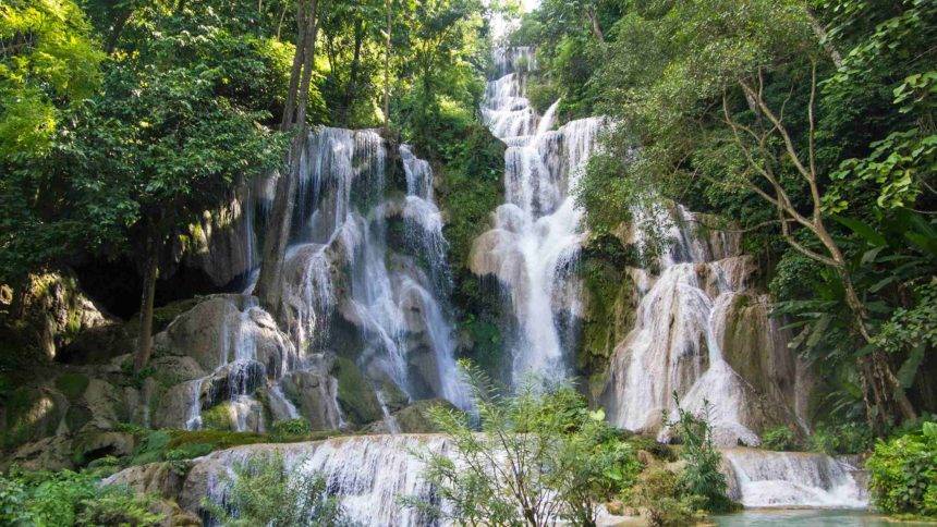 Der 60 Meter hohe Wasserfall Tat Kuang Si ist einer der schönsten Wasserfälle Asiens.