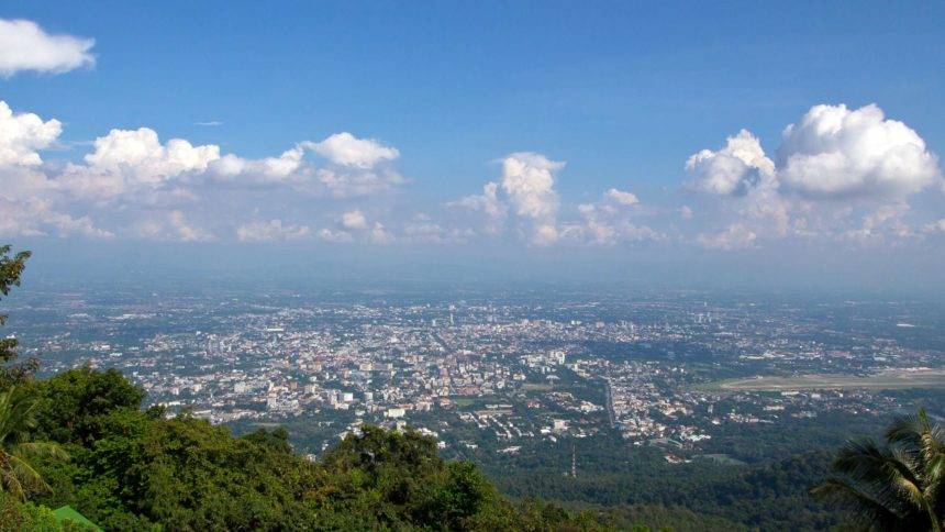 Auf dem Hausberg Doi Suthep hat man eine tolle Aussicht über Chiang Mai, Thailand.