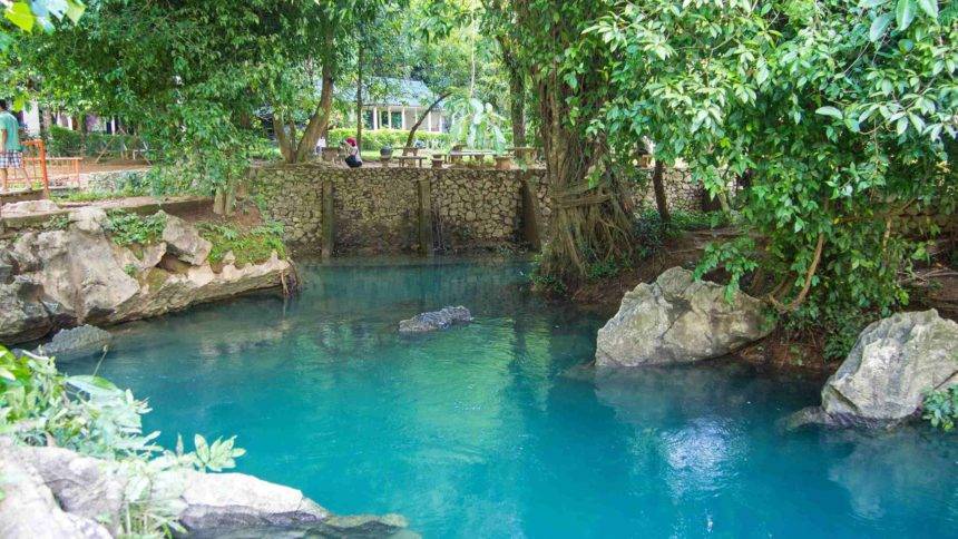 Die Lagunge vor Tham Chang Cave in Vang Vieng verspricht seinen Gästen mit kristallklarem Wasser pure Erholung.