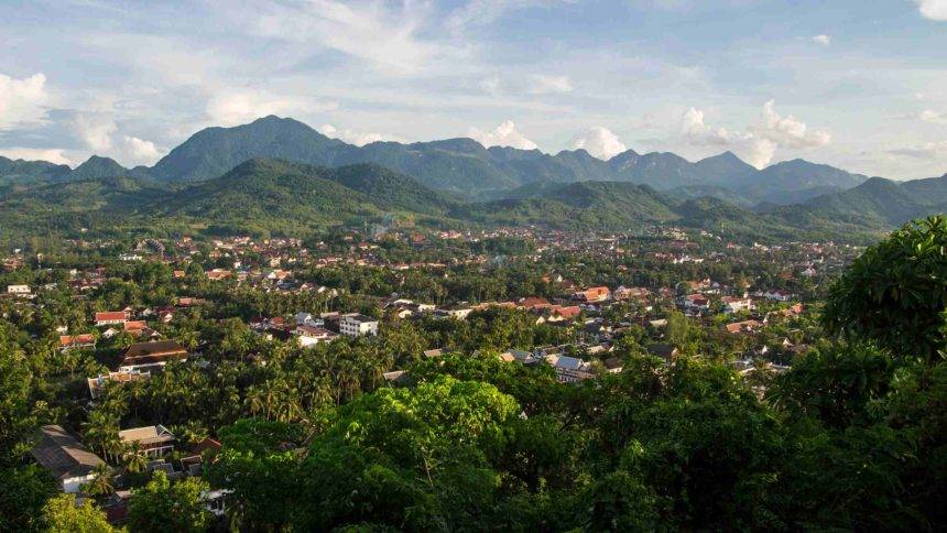 Luang Prabang liegt in einem malerischen, grünen Tal umgeben von Bergen.