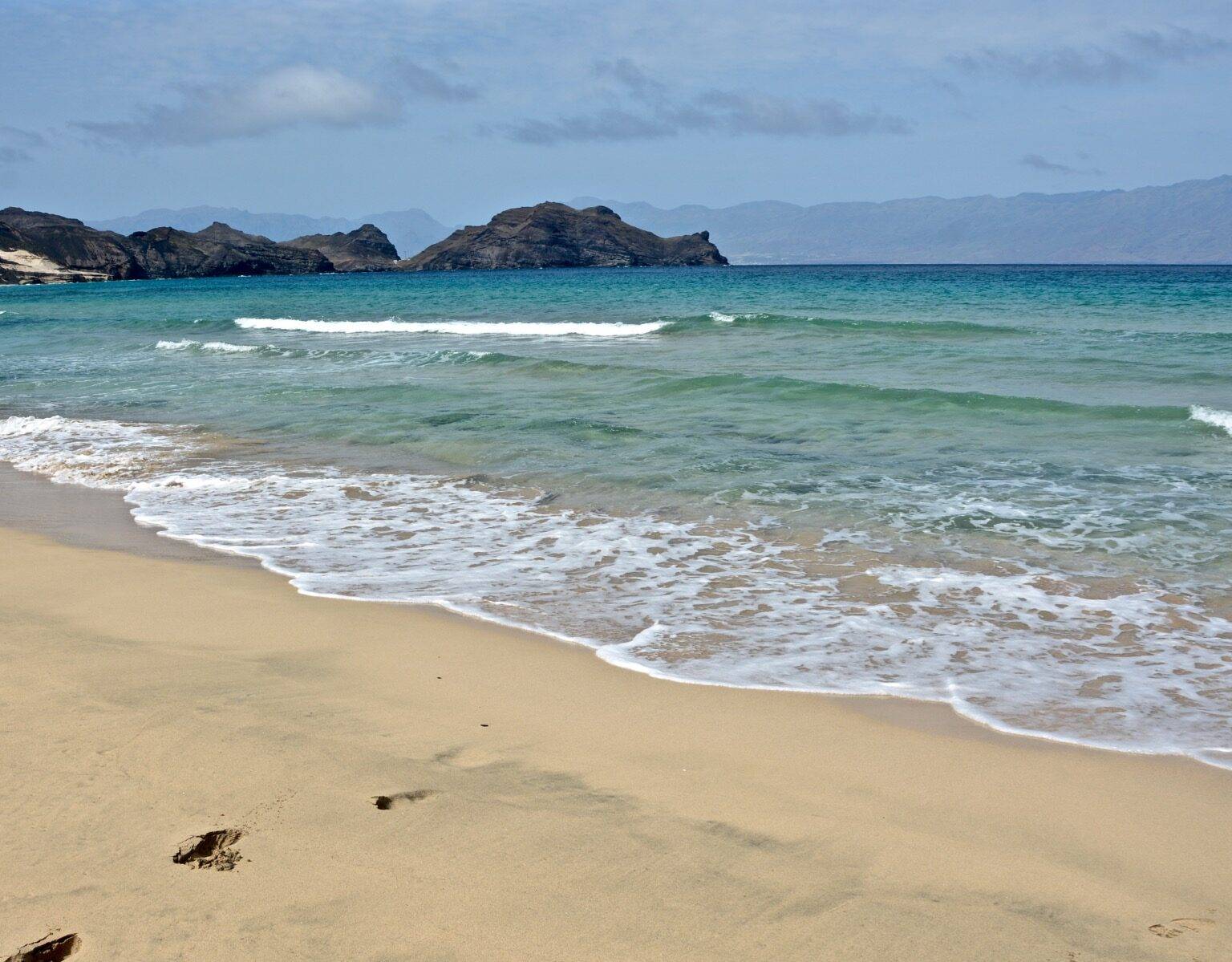 In Kapverden in Sao Vicente, Salamansa brechen die Wellen am Sandstrand