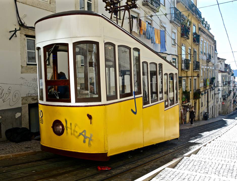Die Lissaboner Standseilbahn mit der höchsten Steigung: der Elevador da Bica.