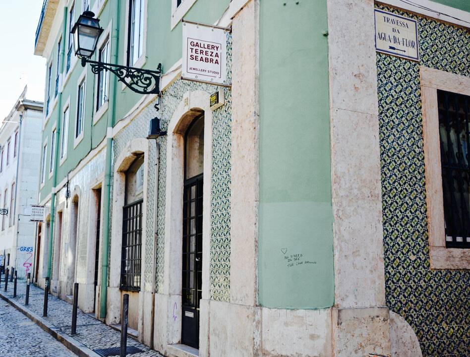 Typisch für Lissabon: Mit Azulejos, bunten Fliesen, verzierte Hauswände.