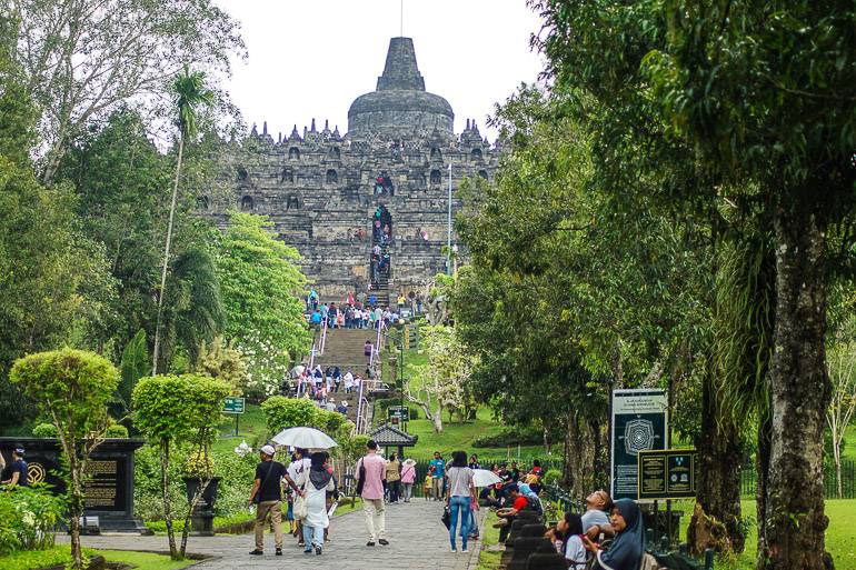 Ein echter Touristenmagnet: Täglich kommen Hunderte von Touristen zum Borobodur Tempel.